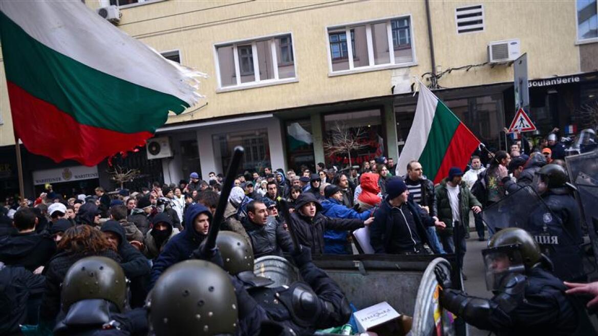 Βουλγαρία: Η κυβέρνηση παραιτήθηκε, οι διαδηλωτές παραμένουν στους δρόμους